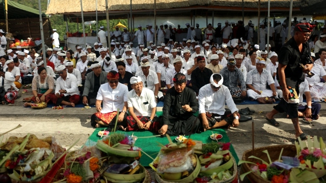 Doakan Bali Damai, Koster-Ace Sembahyang di Pura Pasek Punduk Dawa