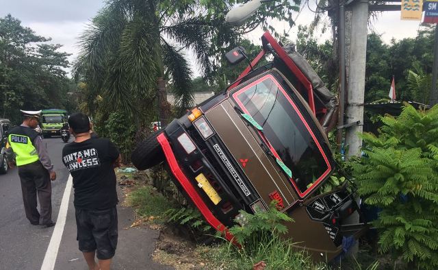 Tak Kuat Menanjak, Truk Timpa Mobil di Jalur Tengkorak