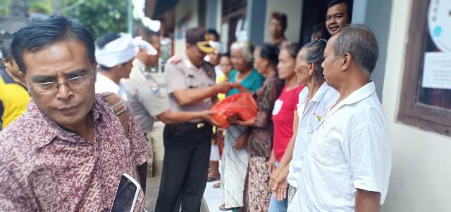 Polsek Kerambitan Berbagi Kasih, Bagikan Sembako Gratis