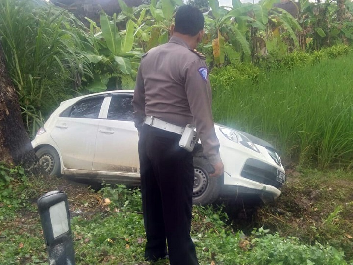 Diduga Lalai Mengemudi, Mobil Brio Putih Ini Nyungsep Masuk Parit