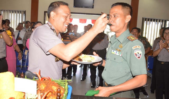 HUT ke-72 Bhayangkara, Kapolres dan Dandim Bergantian Menyuapi Tumpeng