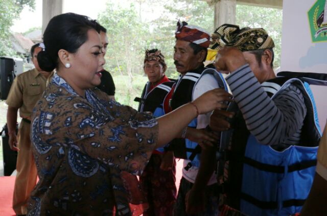 200 Nelayan Tabanan Terima 400 Life Jacket dari Bupati – Kerjasama CSR dengan PT. HM Sampoerna Tbk