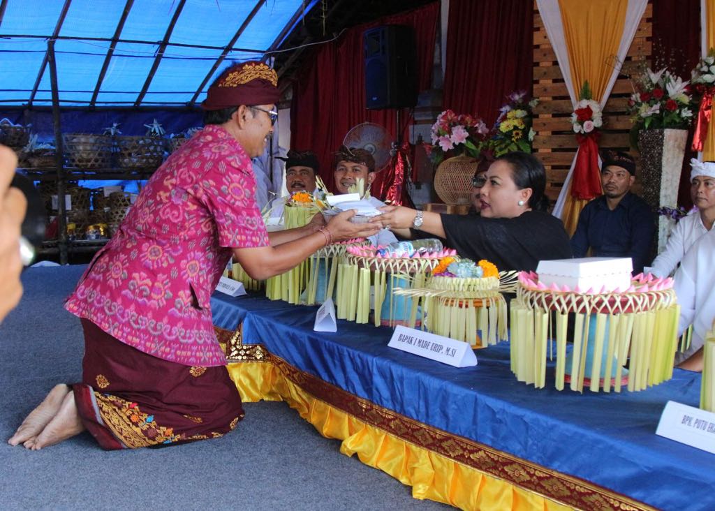 Bupati Eka Hadiri Ngaben Masal di Desa Selanbawak