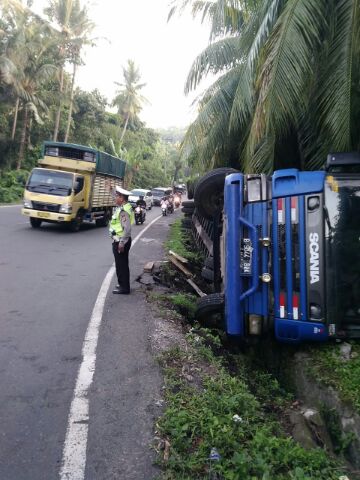 Kecelakaan Tunggal, Truk Muat Kabel PLN Terguling di Samsam