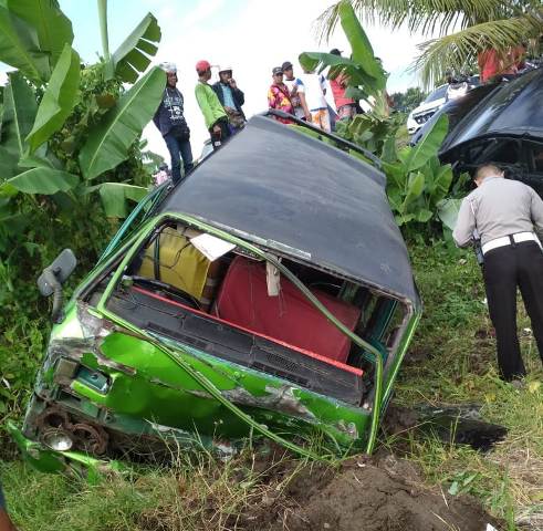 Innova Hantam Angkutan Umum, Tiga Penumpang Luka