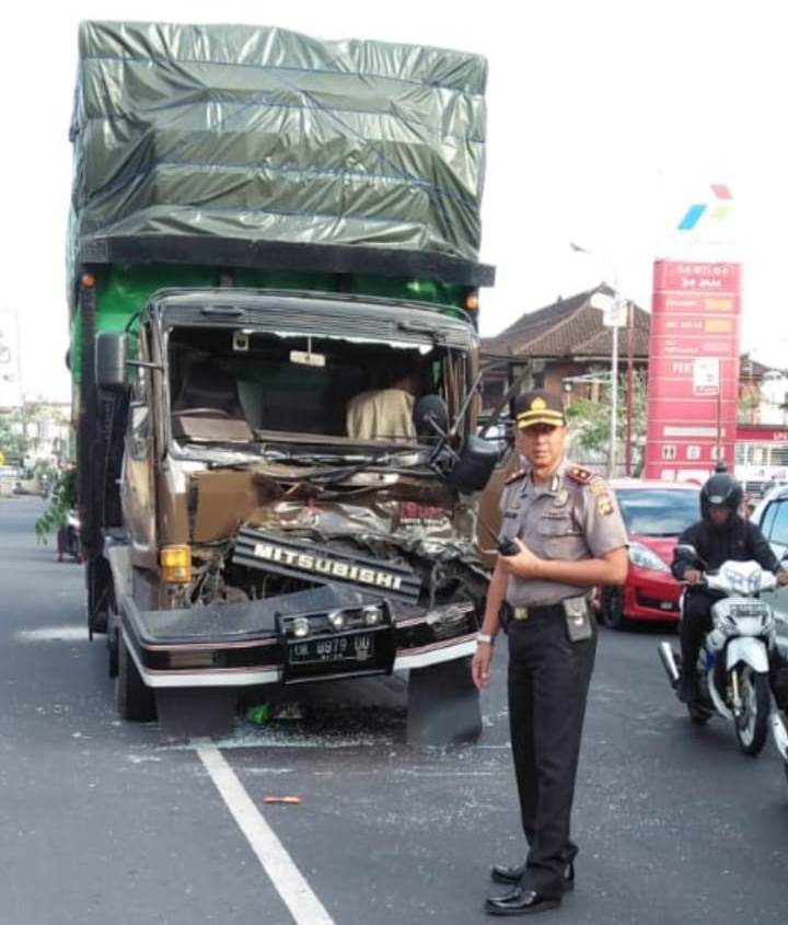 Diduga Rem Blong, Truk Tabrak Truk  yang Berhenti di Lampu Merah