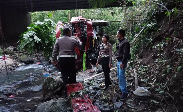 Truk Tangki Elpiji Terjun Di Sungai  Yeh Nu Dua Tewas