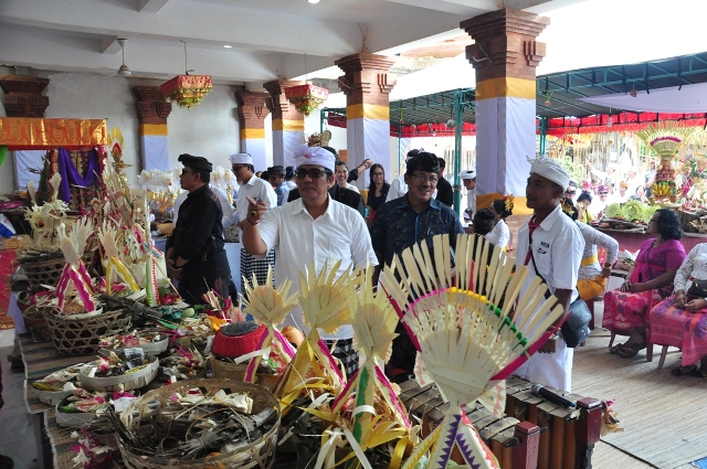 Wabup Sanjaya Hadiri Ngaben Massal di Dauh Pala