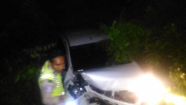 Mengantuk, Mobil Ertiga Hantam Pohon di Jalur Denpasar – Gilimanuk