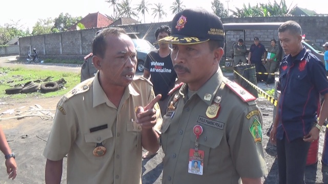 Tak Gentar Dihadang, Satpol PP Jembrana Tetap Lakukan Penyegelan Pengolahan Minyak