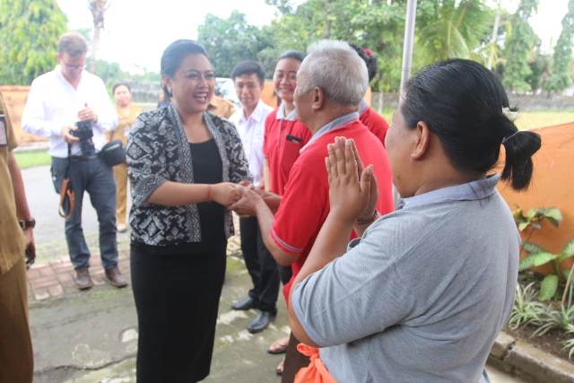 Kunjungi Panti Jompo, Bupati Eka Hibur Para Lansia