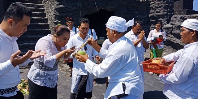 Bupati Eka, Gelar Ritual Guru Piduka di Pura Luhur Tanah Lot