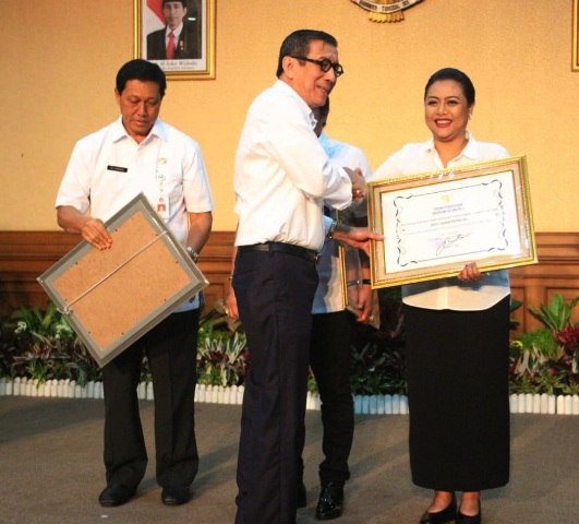 Sukses Bina Desa Sadar Hukum, Bupati Eka Raih Penghargaan Anubhawa Sasana Desa