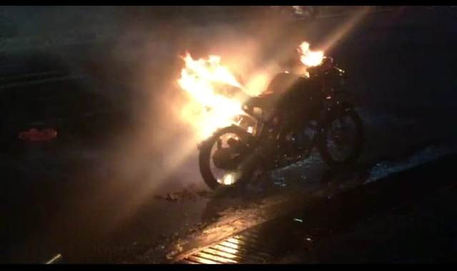 Awalnya Mogok, Sepeda Motor Ini Terbakar Hebohkan Pengguna Jalan Gatot Subroto