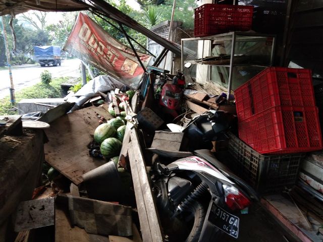 Sopir Molor, Truk Mundur Tabrak Pedagang Buah