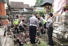 Personel Polsek Susut, Kerja Bakti Bersihkan Reruntuh Bekas Gempa