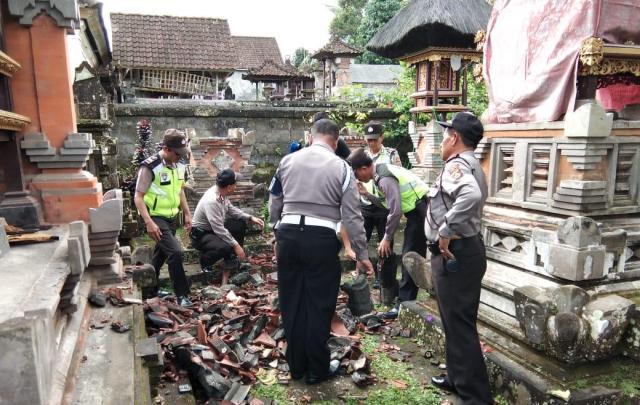 Personel Polsek Susut, Kerja Bakti Bersihkan Reruntuh Bekas Gempa