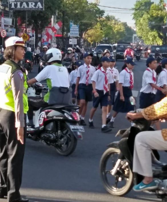 Kasat Lantas Polres Buleleng Turun Langsung Atur Lalu Lintas