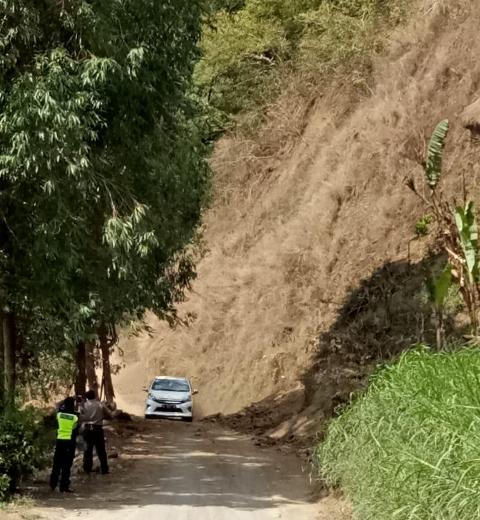 Gempa Lombok, Lereng Gunung Abang Longsor