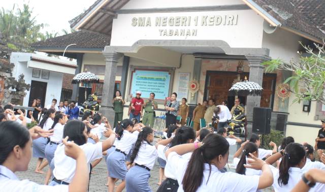 Tinjau Latihan, Bupati Eka Pastikan  Kesiapan  Penari  Rejang Sandat Ratu Segara