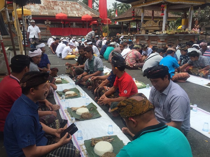 Desa Pakraman Pakuseba Tetap Lestarikan Tradisi Megibung