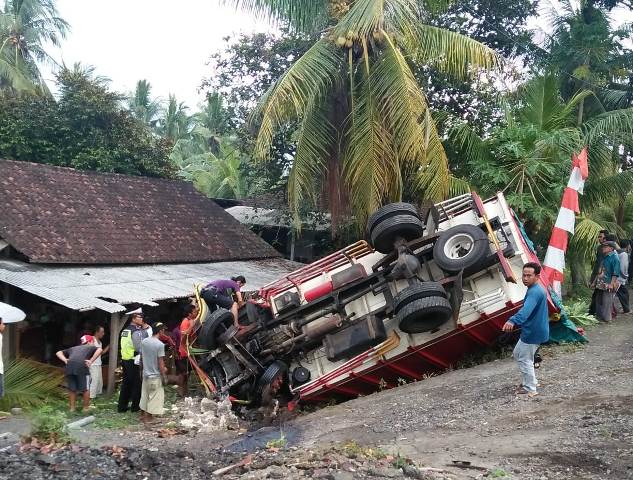 Ban Meledak, Truk Muatan Bawang Merah Terguling