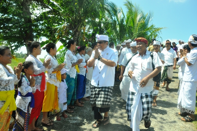 Wabup Sanjaya Nyaksi Pemlaspasan Pura Bale Agung Pacung, Batuaji dan Pujawali Pura Hulu, Mambang Celuk Kelod