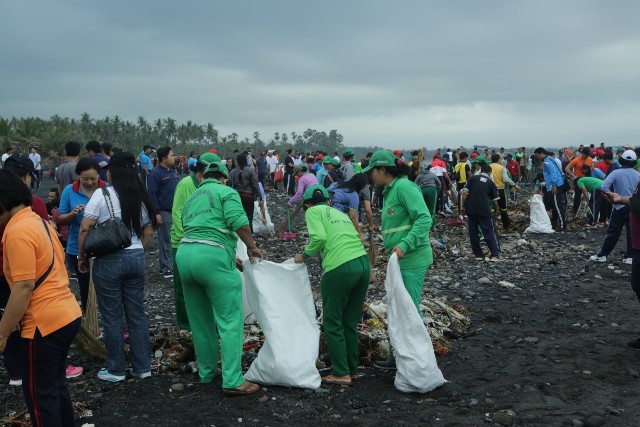 Dorong Partisipasi Masyarakat, Pemkab Gianyar Laksanakan Coastal Clean Up