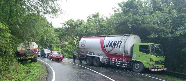 Tabrakan Truk Tangki dengan Truk Tangki di Jalur Denpasar – Gilimanuk