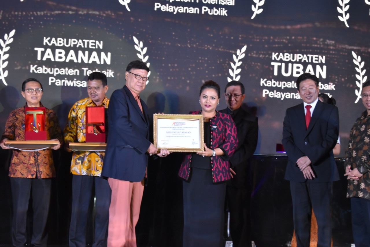 Bupati Eka, Raih Piagam Penghargaan Katagori Pariwisata Indonesia,s Attractiveness Award 2018