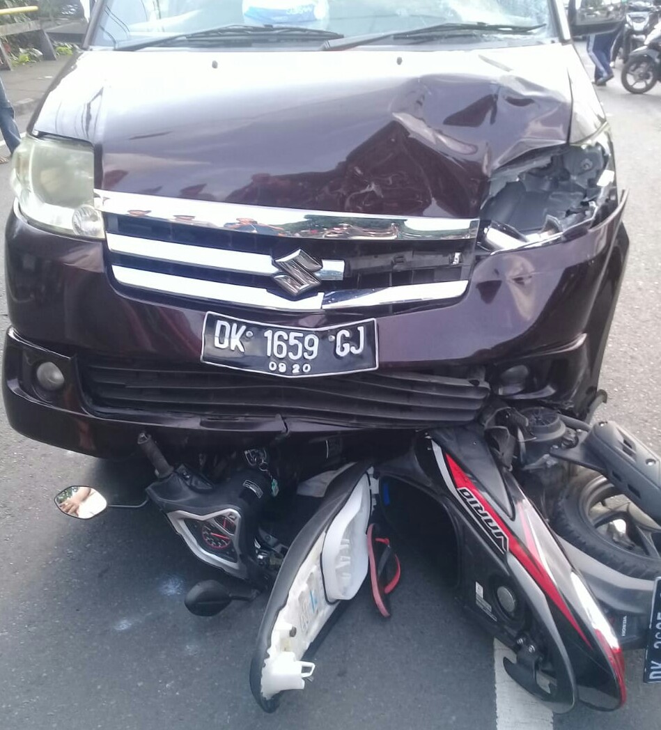 Potong Jalan Kurang Hati – Hati, Pemotor Ditabrak APV