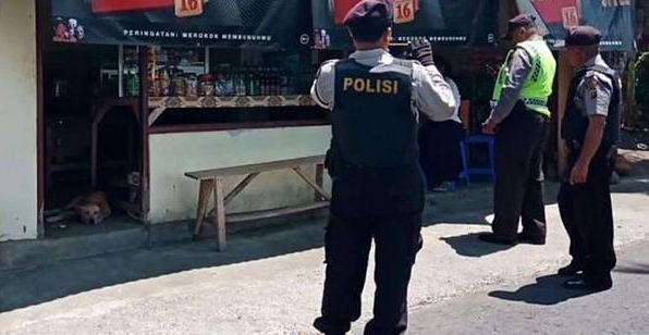 Warung Dibobol, Sikat Belasan Rokok dan Sejumlah uang