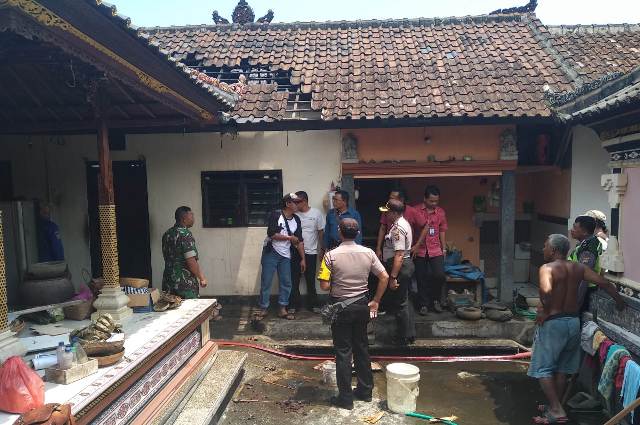 Gudang Penyimpanan Kayu Bakar Terbakar