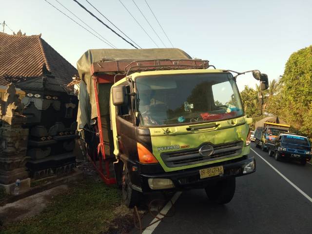 Mundur di Jalan Menanjak, Truk Tabrak Warung di Soka