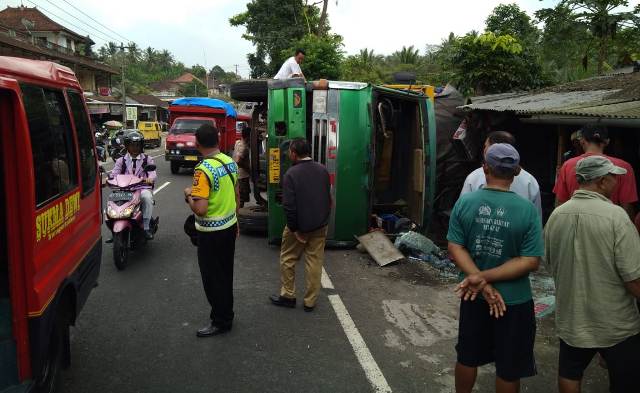 Diduga Kelebihan Muatan, Truk Pengangkut Gypsum Terguling