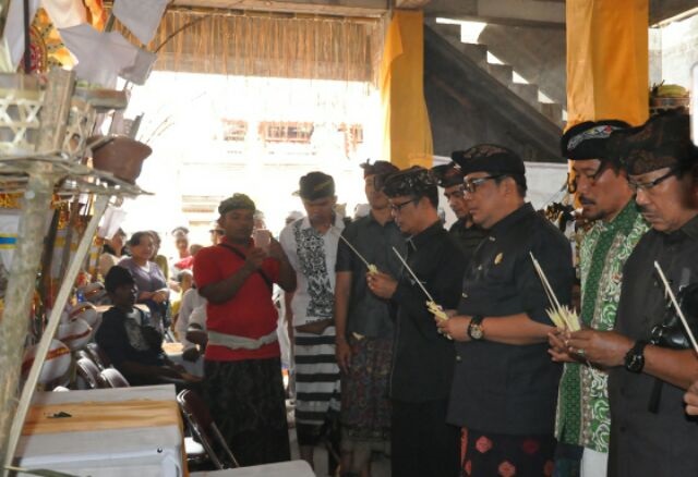 Hadiri Ngaben Massal,  Wabup Sanjaya Jaga Tradisi Solidaritas Kebersamaan