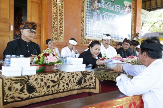 Hadiri Yadnya Masal, Bupati Eka Apresiasi Kekompakan Masyarakat Desa Pakraman Bedha