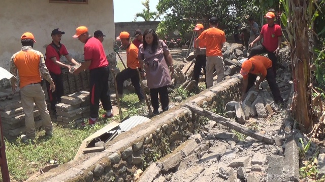 BPBD Jembrana Bantu Warga Bersihkan Puing Sisa Gempa Situbondo