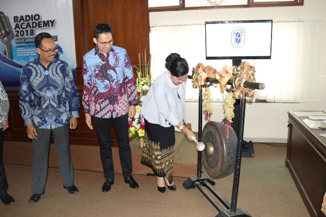 Ny. Putri Suastini Koster Harap  Radio  Academy Lahirkan Penyiar Mumpuni