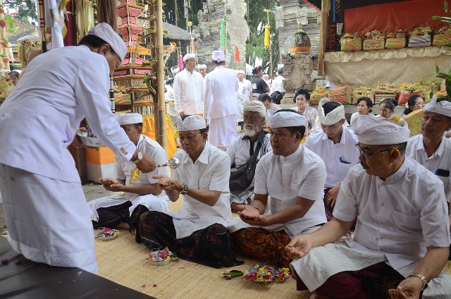 Gubernur Koster Hadiri Upacara Pujawali di Pura Dalem Balingkang Bangli