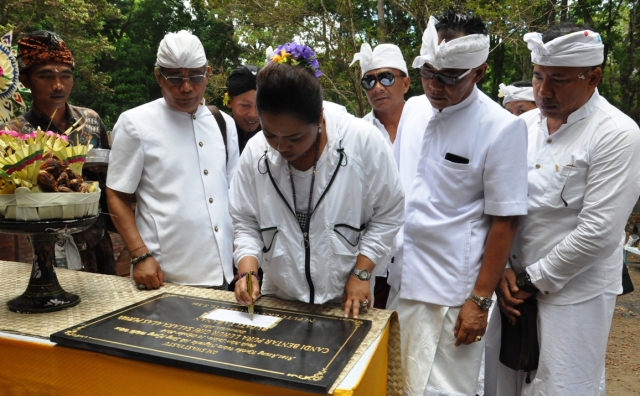 Bupati Eka Wiryastuti Resmikan Candi Bentar Pura Luhur Giri Salaka Alas Purwo