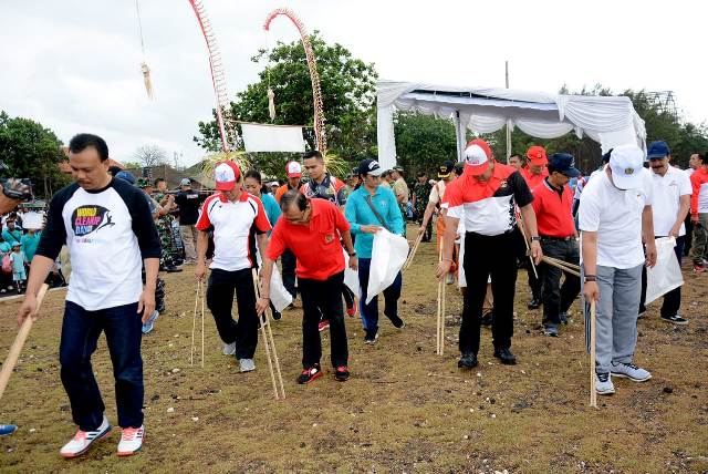 Gubernur Koster Pimpin Gerakan Aksi Bersih-Bersih Pantai