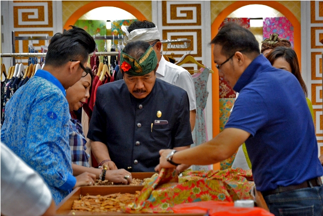 Isu Bali Dijual Murah di Tiongkok, Wagub Cok Ace Respon Cepat Datangi Sejumlah Toko di Benoa