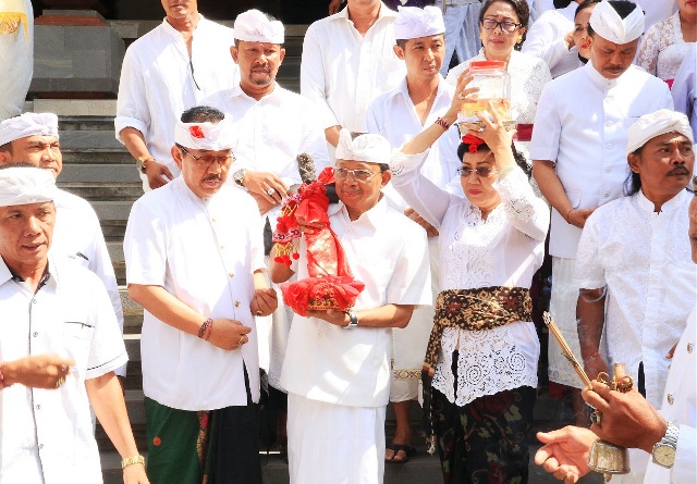 Tumpek Landep, Gubernur Wayan Koster Nedunang Keris di Jayasabha