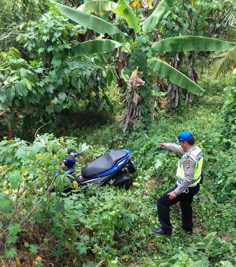 Diduga Mengantuk, Pengendara Motor Ini Terjun Bebas Masuk Jurang