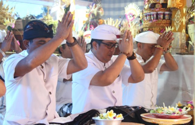 Wabup Sanjaya Hadiri Ngenteg Linggih di Pura Dalem Desa Pakraman Nyuh Gading