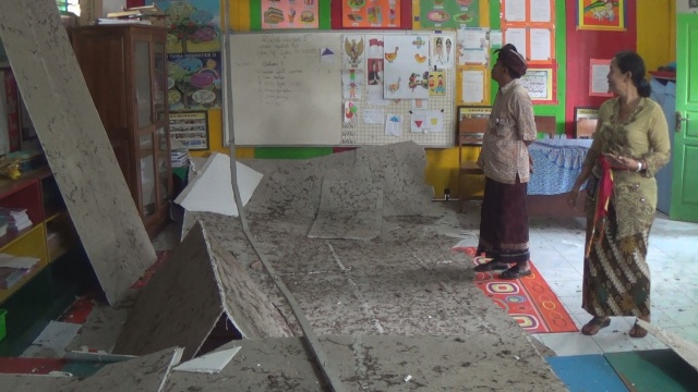 Akibat Gempa Situbondo Rusak Sekolah, Rumah dan Kori Agung Pura Puseh Mendoyo