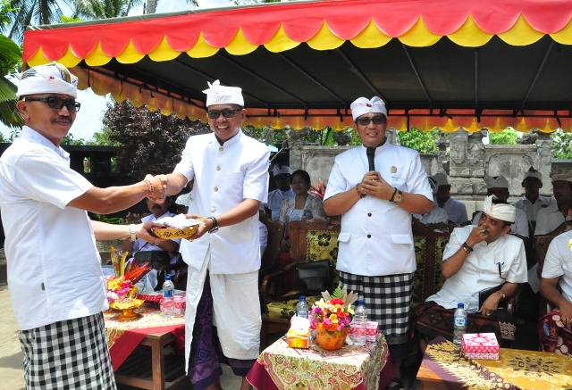 Hadiri Persembahyangan dan Pemlaspasan di Selemadeg Timur, Wabup Sanjaya Apresiasi Warga