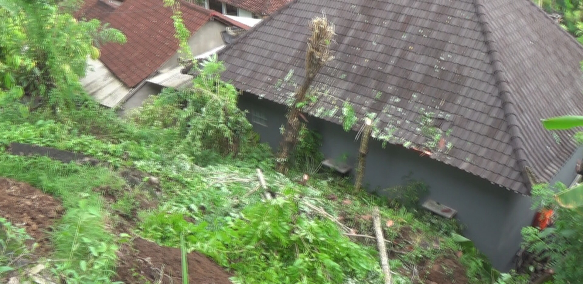 Hujan Deras, Longsor Timpa Rumah  Suciati