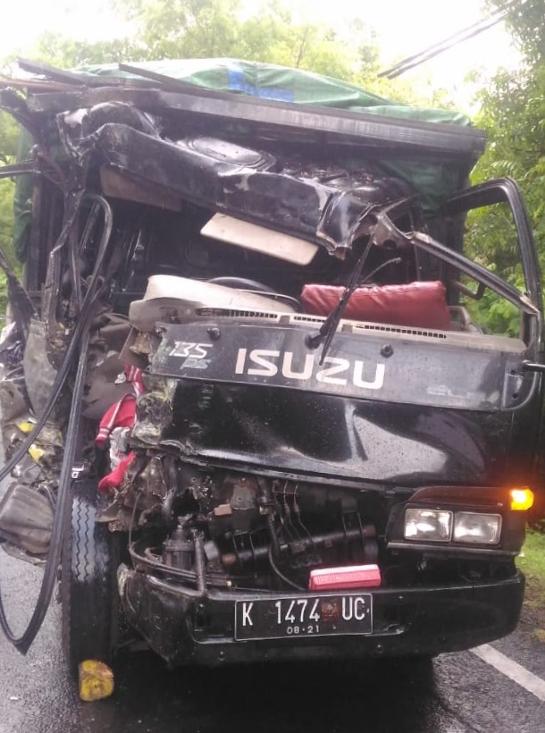 Diduga Mengantuk,  Sopir Truk Tabrak Truk Pengangkut Coklat di Gilimanuk